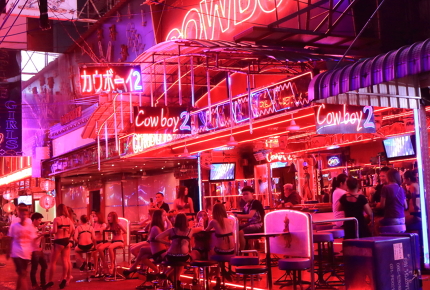 Girls_wait_outside_one_of_Patpong_s_dazzling_neon_lit_bars_1511S7cylg.jpg